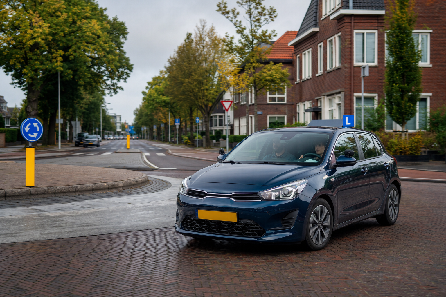 Fictieve lesauto van Startklaar op een rotonde in Ritstad